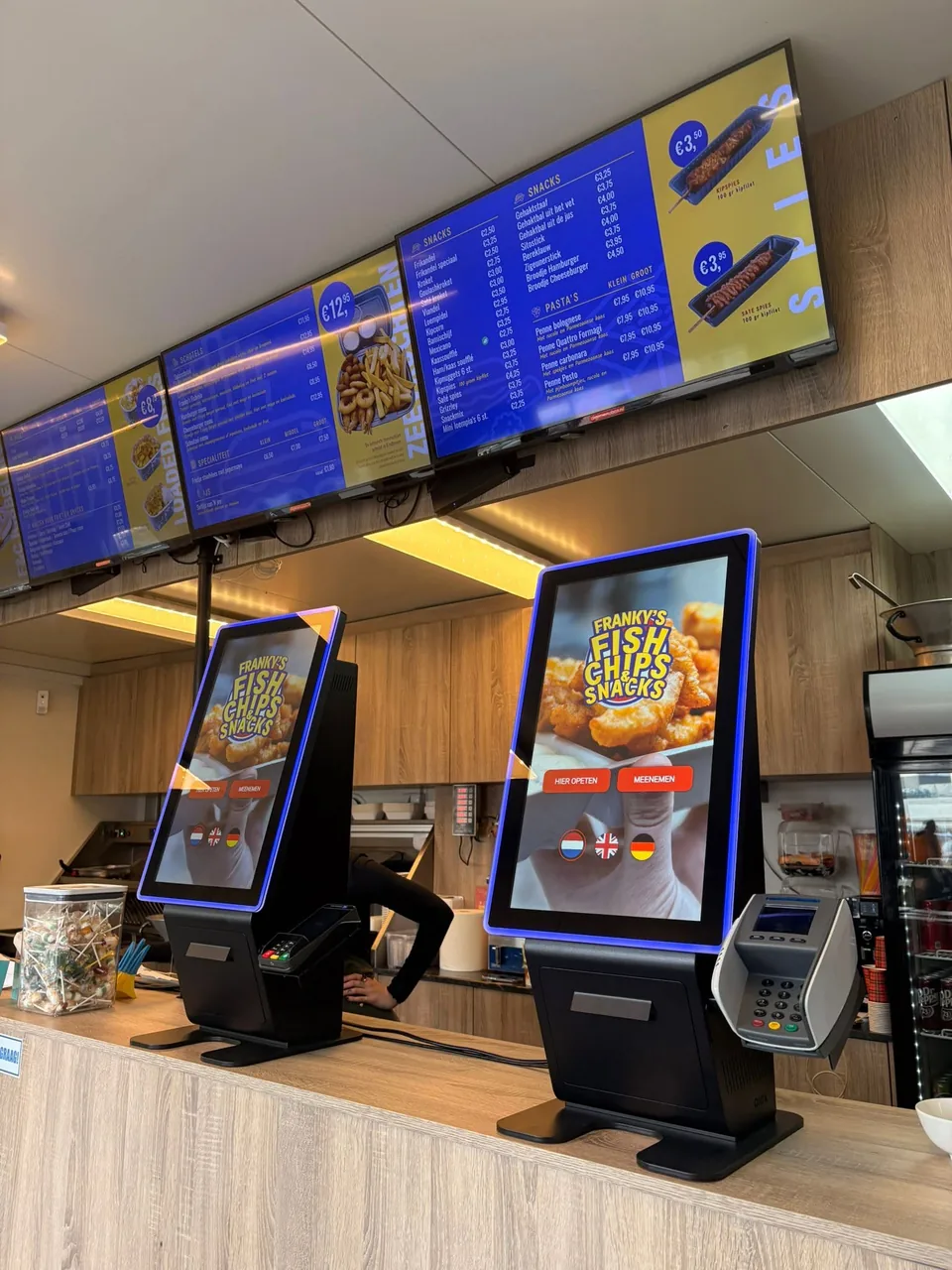 Binnen bij de bestelzuilen (hier opeten of meenemen) – Franky's Fish, Chips & Snacks